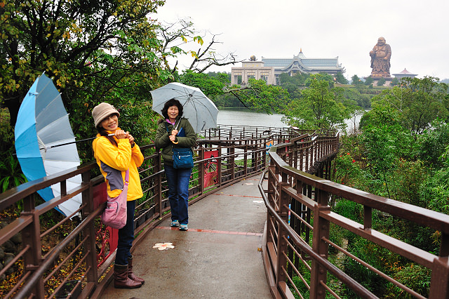 峨嵋湖畔雨中行