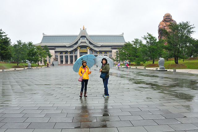 峨嵋湖畔雨中行