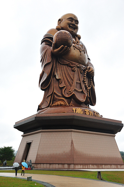 峨嵋湖畔雨中行