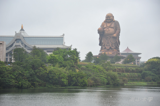 峨嵋湖畔雨中行