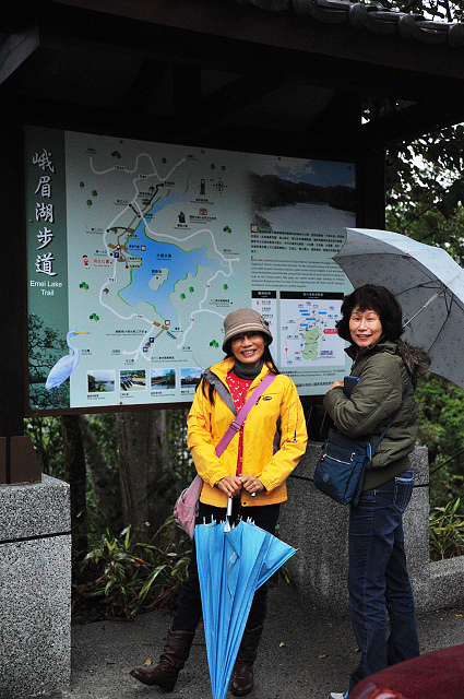 峨嵋湖畔雨中行