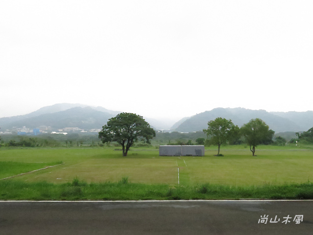 毋驚日曬雨淋，走路趣味多