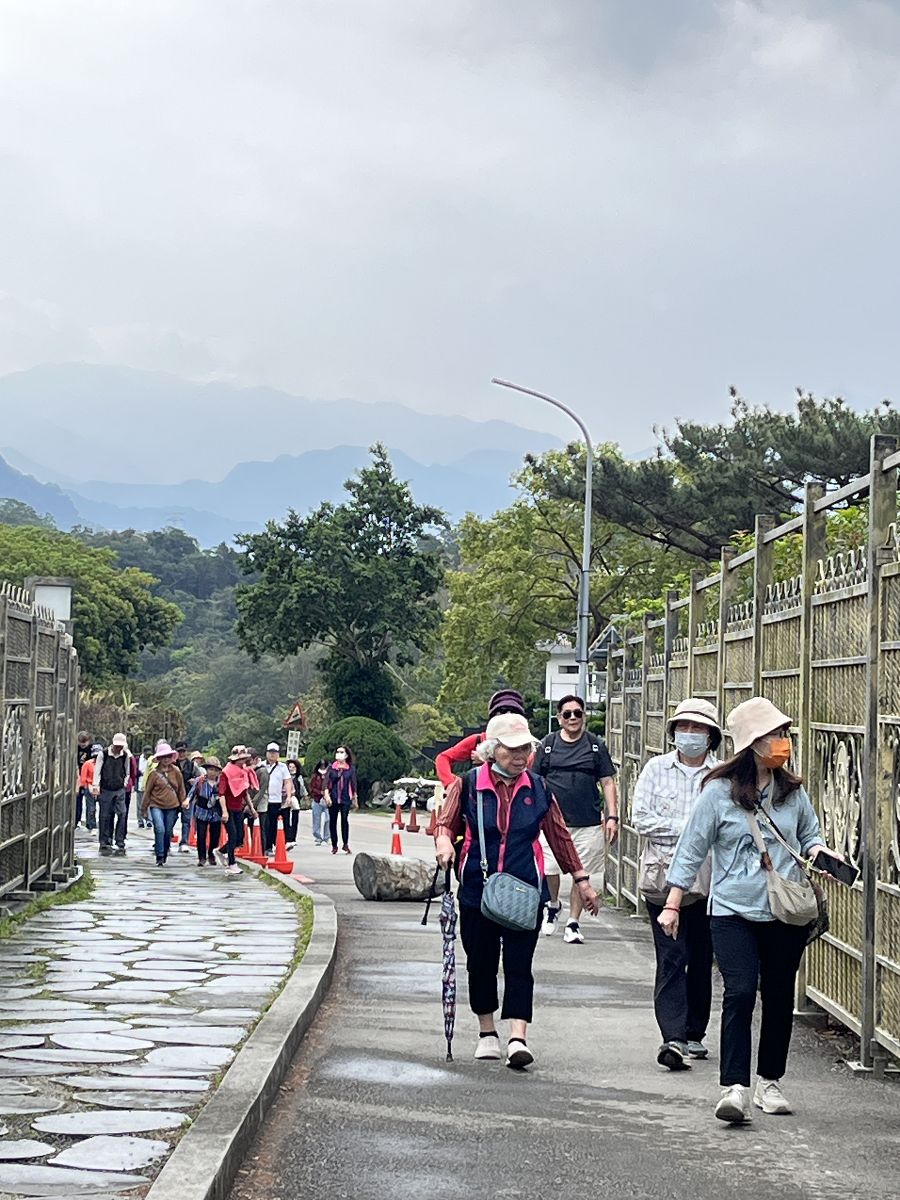 中山氣功班春遊峨眉湖