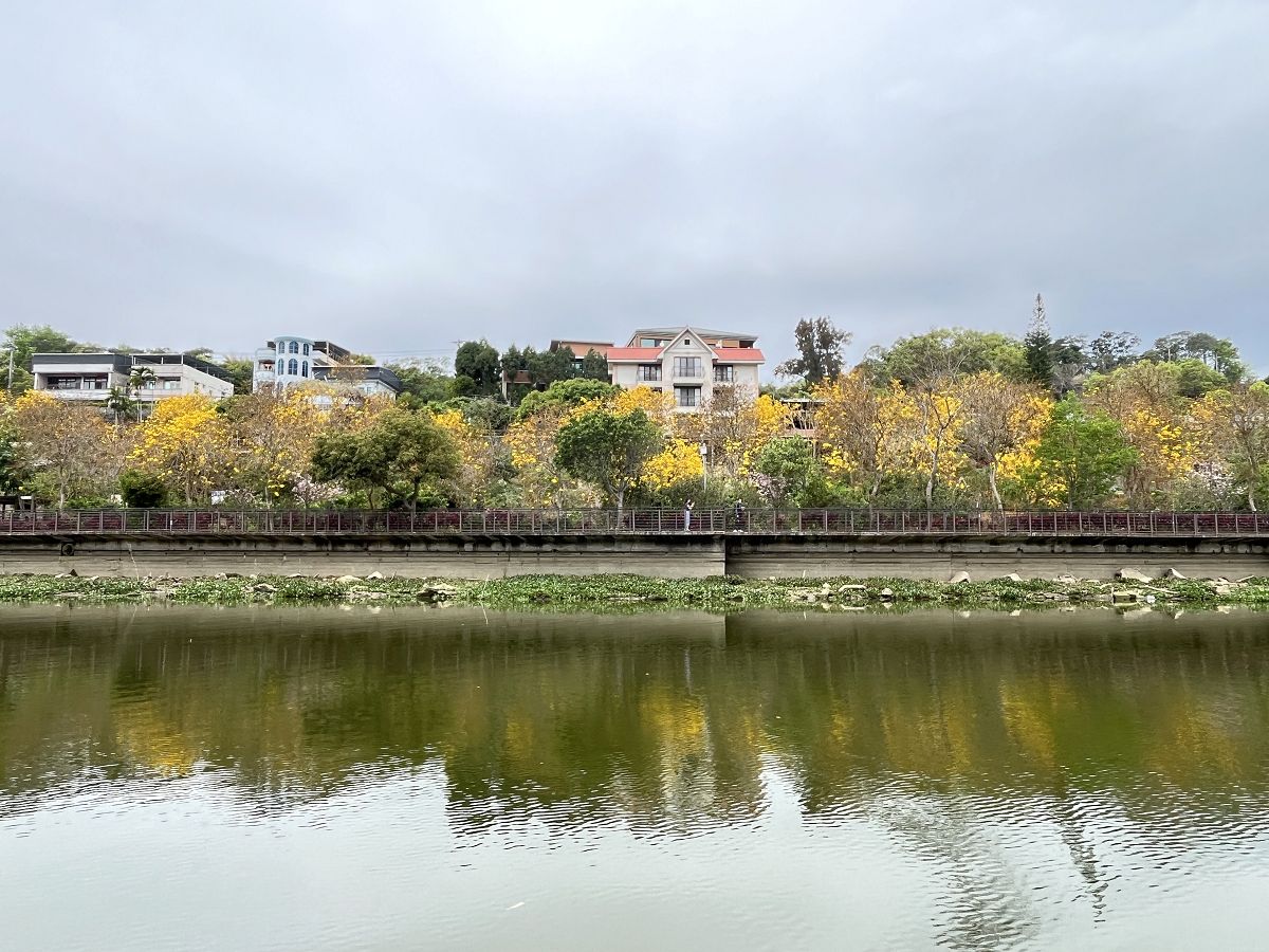 中山氣功班春遊峨眉湖