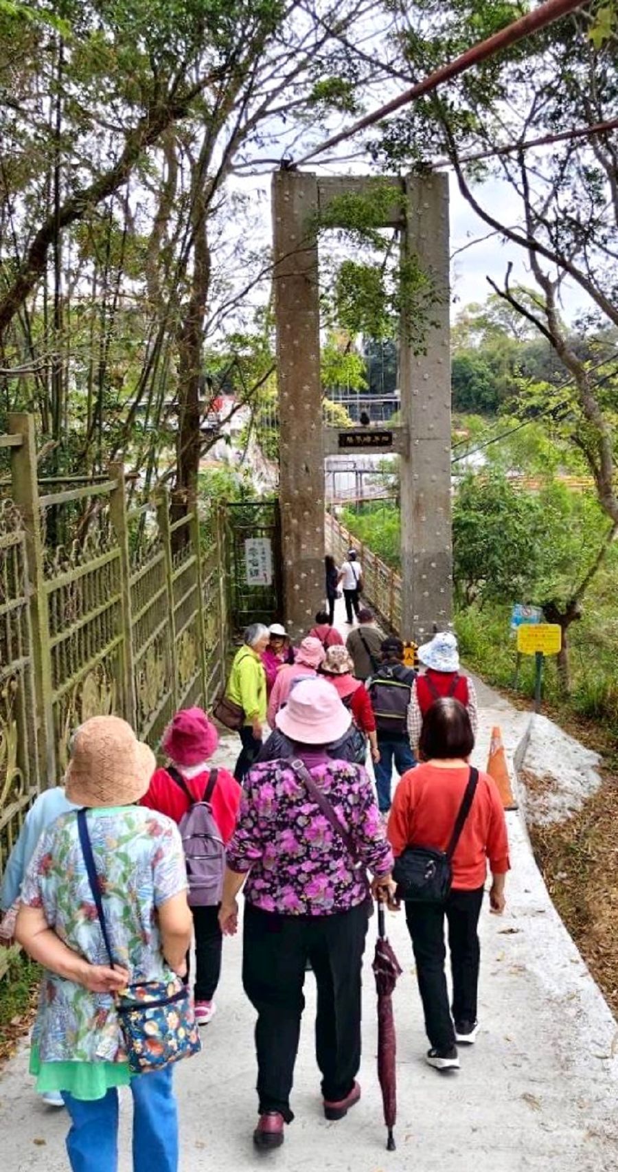 中山氣功班春遊峨眉湖