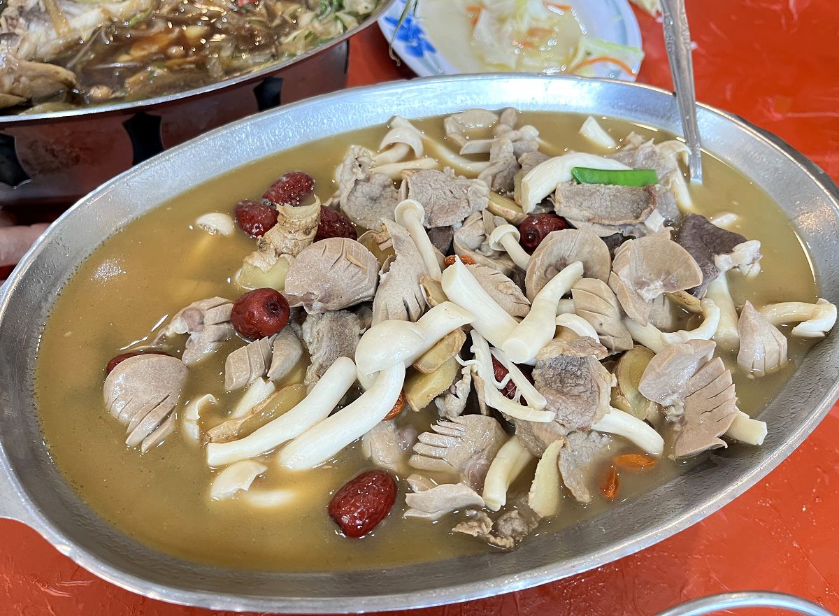 中山氣功班春遊峨眉湖